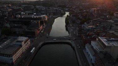 Mantarlar, güneş batarken ışıl ışıl parlıyor. Nehir ve şehir üzerine sıcak renkler döküyor. Bu canlı İrlanda mekanının hayat dolu hayatına ve büyüleyici mimarisine tanık olun..