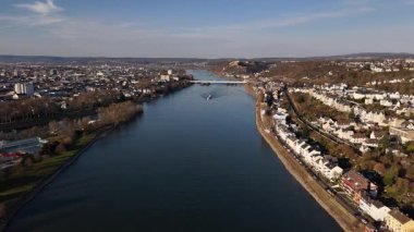 Alacakaranlık ortasında, Koblenz cazibesini sakin bir nehir olan Rhine ile sergiliyor. Bir mavna yolculuğunu yapar, şehrin ışıkları kıyılarda parıldamaya başlar, ve güzel bir manzara yaratır..
