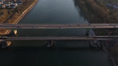 Alacakaranlık çöktüğünde Koblenz köprüsü hareketlilikle parlıyor. Arabalar süzülüyor ve trenler alacakaranlıkta parıldayan Ren Nehri 'nin yanında büyüleyici bir atmosfer yaratıyor..