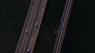 Alacakaranlık Koblenz 'in üzerine çöktüğünde araçların koşuşturması Ren nehri boyunca uzanan köprüden geçer. Akşamın sıcacık parıltısı huzurlu suları güçlendiriyor, huzurlu bir manzarayı resmediyor..