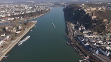 Ehrenbreitstein Kalesi 'nden Mosel ve Ren nehirlerinin çarpıcı birleşimine bakın. Güneş bu tarihi şehrin üzerinde batarken, manzarayı aydınlatan Koblenz 'in cazibesini hissedin..