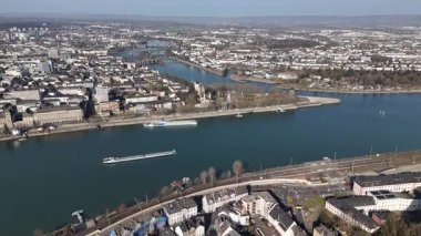 Mosel ve Ren nehirlerinin birleştiği yerden yükselen Ehrenbreitstein Kalesi büyüleyici mimarisi ve canlı manzarasıyla Koblenz 'in nefes kesici manzarasını sunuyor..