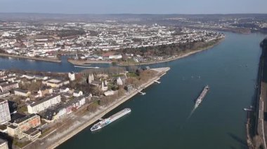 Ehrenbreitstein Kalesi 'nin Mosel ve Ren nehirlerinin buluşma noktasında gururla durduğu, doğanın huzurlu yansımalarını sunduğu Koblenz' in göz kamaştırıcı manzaraları..