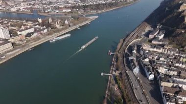 Koblenz 'in nefes kesici manzaralarını keşfedin, muhteşem Ehrenbreitstein Kalesi Mosel ve Rhine nehirlerinin çarpıcı birleşimine bakıyor..