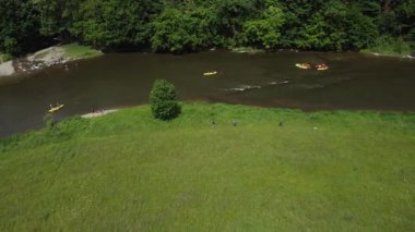 Botassart 'ta Semois Nehri' nin huzurlu sularında süzülürken Le Tombeau du Geant 'ın nefes kesici güzelliğini keşfedin. Bu bereketli ortamda doğa ve maceraya tanık olun..