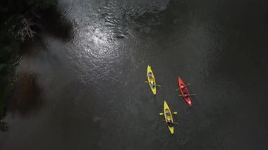 Çarpıcı Semois Nehri 'nde kürek çek Le Tombeau du Geant' ta doğa güzelliğinin tadını çıkar. Sakin sular, yemyeşil yeşillikler ve arkadaşlarla kano yapmanın keyfi..