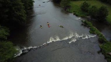 Botassart 'taki Le Tombeau du Geant' taki Semois Nehri 'nde bir kano gezisinin huzurunu yaşayın. Bereketli doğa ve dingin sularla çevrili çarpıcı manzaralarda süzülür..