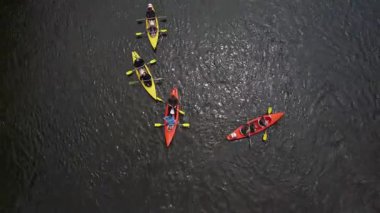 Maceracılar kanolarını canlı renklerde çırparken Semois nehrinin dingin güzelliğini hissedin. Le Tombeau du Geant 'ın çarpıcı arka planı bu açık hava yolculuğuna görkemli bir dokunuş katıyor..