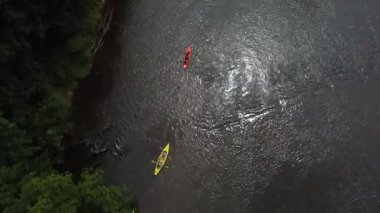 Semois Nehri 'nin sakin sularında kano sahipleri yemyeşil sularda süzülürken yol alın. Le Tombeau du Geant 'ın büyüleyici güzelliğini deneyimleyin. Bir Botassart, eşsiz bir açık hava macerasında..