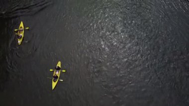 Botassart 'taki Le Tombeau du Geant' ın nefes kesici manzaralarında huzurlu bir kano yolculuğunun tadını çıkarın. Durgun sulara doğru kürek çek, etrafın yemyeşil doğa ve nefes kesici manzaralarla çevrili..