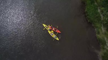 Le Tombeau du Geant 'a akan Semois Nehri' nin sakinliğini hissedin. Göz kamaştırıcı manzaralar ve berrak sularda kürek çekerken bir kano macerası sizi bekliyor..