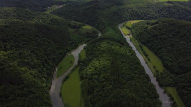Botassart 'taki Le Tombeau du Geant' ın büyüleyici yaz manzarasını deneyimleyin. Yeşillik ve dolambaçlı nehirler güzel bir ortam yaratıyor..