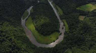 Yaz boyunca Botassart 'taki Le Tombeau du Geant' ın nefes kesici güzelliğini keşfedin. Yeşilliğe, dolambaçlı nehre ve bu büyüleyici manzaranın üzerindeki dramatik bulutlara hayret edin..