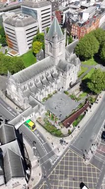 Dublin şehri üzerinde yükselen Aziz Patrick Katedrali 'nin çarpıcı mimarisine tanık olun. Kentsel harman vitrinleri caddeleri hareketlendiriyor, canlı yeşillikler ve bölgenin tarihsel cazibesi.