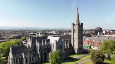 Dublin 'deki St. Patrick Katedrali' nin çarpıcı mimarisini araştırın. Bu fevkalade site, canlı bir şehir siluetinin yanında, hayranlık uyandıran bir tarihi sergiliyor..