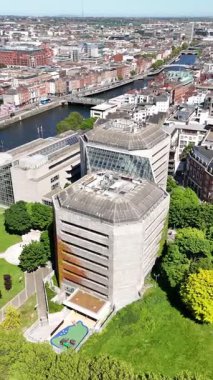 Modern mimarinin ortasında ikonik St. Patrick Katedrali 'nin yer aldığı Dublin' in çarpıcı şehir manzarasına tanık olun. Tarihin uyumu ve çağdaş şehir yaşamını tecrübe edin..