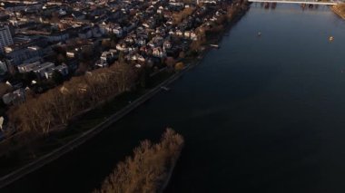 Güneş Koblenz 'ın arkasında batarken, sıcak renkler şehri ve nehri kaplıyor. Büyüleyici ışık dingin bir ortam yaratıyor, suların kıyısındaki ebedi güzelliği gösteriyor..