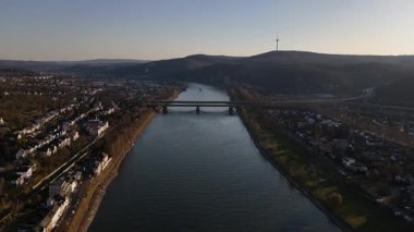 Güneş ufukta batarken, altın saat boyunca büyüleyici Koblenz şehrine bir göz atın. Sakin nehir sıcak renkleri yansıtırken ufuk çizgisi güzel bir zemin sağlar..