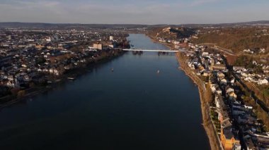 Güneş batarken, Koblenz altın bir manzaraya dönüşür. Nehir sıcak renklerde parlıyor, tarihi binaları aydınlatıyor ve her yerde barışçıl bir ortam yaratıyor..