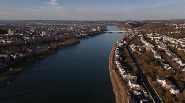 Alacakaranlıkta Koblenz 'in büyüleyici güzelliğini deneyimleyin, altın saat Ren Nehri' ne ve büyüleyici şehir manzarasına sıcak bir parıltı saçtığında, büyülü bir sükunet ve merak havası yaratıyor..