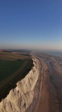 Altın saat boyunca Normandiya 'daki Fransız kuzey kıyılarının nefes kesici güzelliğini tecrübe edin. Kayalıklar kumlu kıyılarla buluşur, sıcak altın ışıkla ıslanır, dingin bir ortam yaratır..