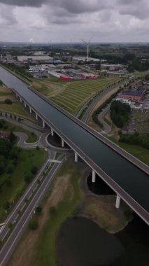 La Louviere, Belçika yakınlarındaki çarpıcı Sart Kanal Köprüsü 'nü keşfedin. Bu yükseltilmiş yapı, bereketli yeşilliklerle çevrili olan suyu zarifçe kaplıyor ve güzel bir manzara yaratıyor..
