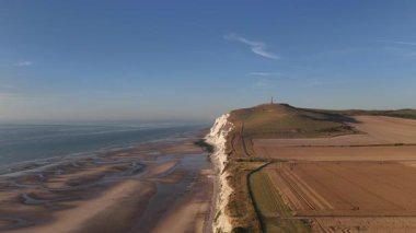 Cap Blanc Nez 'in nefes kesici güzelliğine tanık olun. Altın saat kayalıklara ve Manş Denizi' ne sıcak bir ışık saçıyor. Sakin görüşler huzur ve merak uyandırır..
