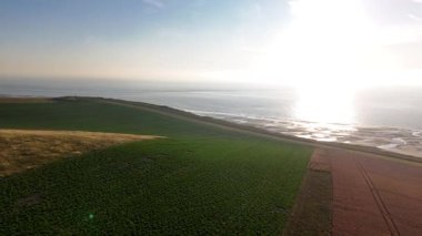 Cap Blanc Nez 'in büyüleyici güzelliğine tanık olun. Altın saat uçurumlarını ve İngiliz Kanalı' nın parıldayan sularını aydınlatıyor. Huzurlu ve büyüleyici bir atmosfer yaratıyor..