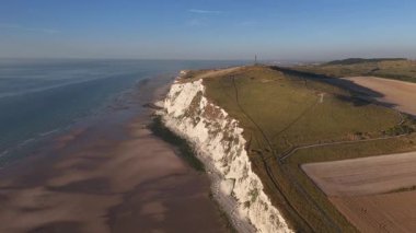 Manş Denizi 'nin sakin sularında güneş batarken Normandiya' daki Kaptan Blanc Nez 'in sakin güzelliğini hissedin. Sersemletici uçurumlar ve sakin sahil manzaraları bizi bekliyor..