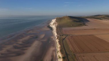 Normandiya 'daki Kaptan Blanc Nez' in dingin güzelliğini yaşayın. Altın saat kayalıkların üzerinde sıcak bir parıltı yayarken ve İngiliz Kanalı 'nın sularını sakinleştirirken. Calais yakınlarında mükemmel bir sahil kaçışı..