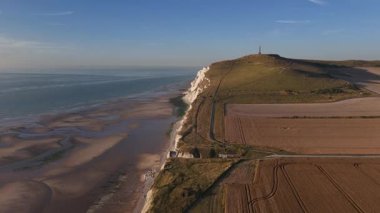 Altın saat boyunca Fransa 'daki Kaptan Blanc Nez' in nefes kesici manzarasını görün. Sakin güneşli hava, Normandiya 'daki Calais yakınlarındaki baş döndürücü uçurumları ve sakin sahili vurguluyor..