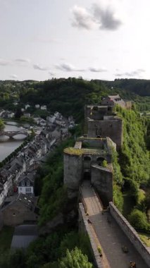 Bouillon Şatosu 'nun nefes kesici güzelliğine tanık olun. Yazın yemyeşil Wallonia manzarası karşısında görkemli bir şekilde duruyor. Doğayla iç içe geçmiş deneyimler.