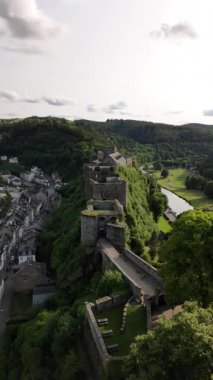 Wallonia 'da yuva yapmış olan Bouillon Kalesi, güzel bir yaz günü boyunca göz kamaştırıcı bir ortaçağ mimarisine, canlı yeşilliğe ve huzurlu su yollarına sahip..