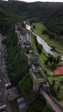 Wallonia tepelerinde yuva yapmış olan büyüleyici Bouillon Şatosu ziyaretçileri bereketli yeşil ve sakin nehirlerle çevrili yaz güneşinin altında zengin tarihini yaşamaya davet ediyor..