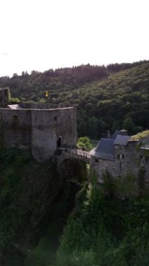 Wallonia 'nın yemyeşil tepelerine karşı canlı bir yaz gününde Bouillon' un görkemli Şatosu 'nda bir mucize. Sıcak güneş ışığı kadim taşları aydınlatıyor, keşifleri davet ediyor..