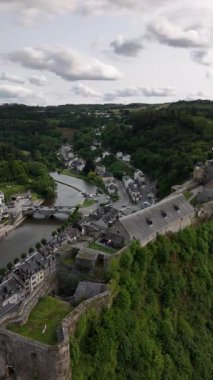 Yeşillik ve dingin nehirle çevrili Bouillon Kalesi 'nin büyüleyici güzelliğini tecrübe edin. Bu büyüleyici yer, aydınlık bir yaz gökyüzü altında keşif ve keşif yapmaya davet ediyor..