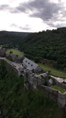 Belçika, Wallonia 'da yemyeşil yemyeşil sarayların sardığı Bouillon Kalesi' nin nefes kesici manzarasını görün. Yaz bu tarihi yere canlı renkler ve canlı bir atmosfer getiriyor..