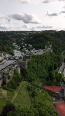 Wallonia 'daki bir tepenin tepesindeki görkemli Bouillon Kalesi' ni keşfedin. Bereketli yeşilliklerle çevrili sahne, Belçika 'nın canlı yaz atmosferini yakalıyor..