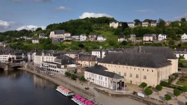 Bouillon yazın yemyeşil tepeleri ve büyüleyici binalarıyla canlanır. Çarpıcı nehir şehirde esiyor, tarihi güzelliğini keşfetmek ve takdir etmek için..