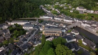 Yeşilliğin tarihi mimariyle buluştuğu yaz mevsiminde Bouillon 'un pitoresk güzelliğini keşfedin. Büyüleyici şehir üzerindeki canlı atmosferi ve çarpıcı manzarayı tecrübe edin..