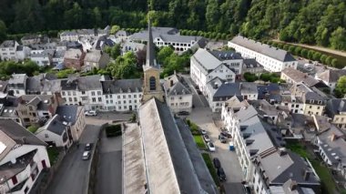 Belçika 'nın büyüleyici şehri Bouillon' u keşfedin. Orada bereketli yeşillik, yaz güneşi altında büyüleyici bir mimariyle tanışır. Bu tarihi kasabanın güzelliğini hisset..