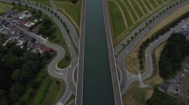 Ziyaretçiler yaz mevsiminde La Louviere 'deki Sart Canal Köprüsü' nün güzelliğinin tadını çıkarabilirler. Parlak manzara yemyeşil ve dingin suyla aydınlanır, keşif ve rahatlamaya davetiye çıkarır..