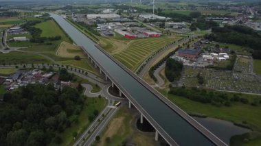 Yaz boyunca La Louviere 'de kurulan Sart Kanal Köprüsü' nün nefes kesici manzarasını tecrübe edin. Bu fevkalade yapıyı çevreleyen bereketli manzaralara ve sakin su yollarına hayret ediyorum..