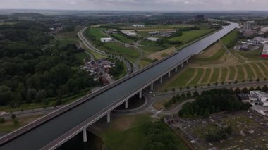 Sart Kanal Köprüsü La Louviere 'deki çarpıcı manzaraları birbirine bağlar, yemyeşil ve dingin suyu ortaya çıkarır. Bu manzaralı yerde huzurlu bir yaz gününün tadını çıkarın. Keşif için mükemmel..