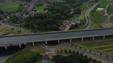 La Louviere yakınlarındaki Sart Kanal Köprüsü 'nü çevreleyen canlı yaz manzarasına tanık olun. Bereketli yeşillik manzaralı su yollarıyla buluşuyor, Belçika 'nın yaz aylarındaki dingin cazibesine bir göz atıyor..
