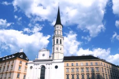 Kilise kulesiyle Viyana şehir merkezi - Avusturya