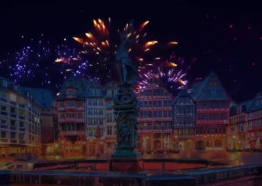 Frankfurt 'un eski bir kasabasında havai fişek gösterisi var. 