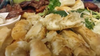 Tabakta lezzetli yemekler var.