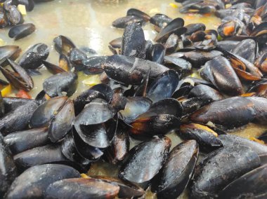 Easy Steamed Mussels With Garlic and Butter clipart