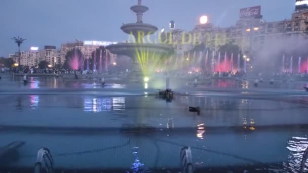 ブカレストの中心部にある音楽噴水のショーとサウンド ルーマニア — ストック動画